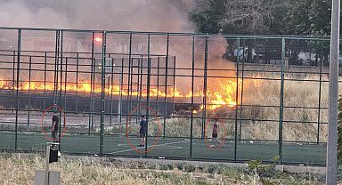 Yangına rağmen futbol oynamaya devam ettiler; o anlar kamerada