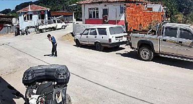 Yere düşen Atatürk portresini öpüp kaldırdı; o anlar kamerada
