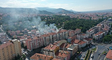 Yıldırım düşen apartmanın çatısında yangın çıktı