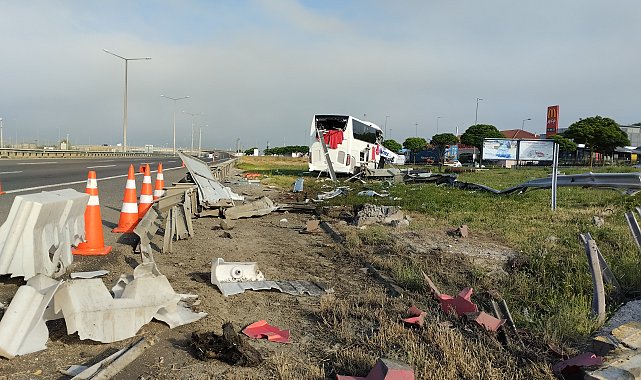 Yolcu otobüsü, bariyer ve tabelaya çarptı: 4'ü ağır, 13 yaralı