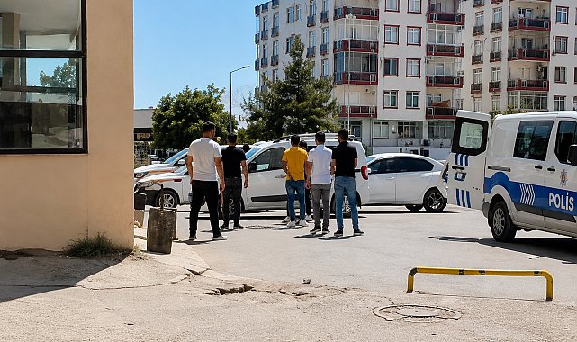 Yolunu kesip darbettikleri kişinin ruhsatlı tabancasını alıp kaçtılar