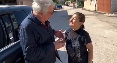 Yolunu şaşıran oyuncu Erdal Özyağcılar'a yolu tarif edip, mavi yumurta verdi