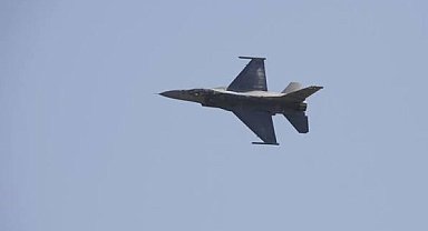 Yunanistan'da acil iniş yapan F-16 savaş uçağı alev aldı