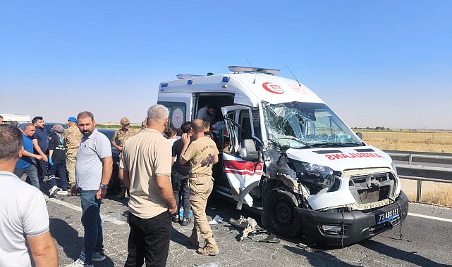 Zincirleme kazaya karışan ambulanstaki 2 sağlık çalışanı ile hasta yaralandı