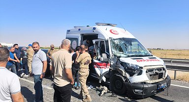 Zincirleme kazaya karışan ambulanstaki 2 sağlık çalışanı ile hasta yaralandı
