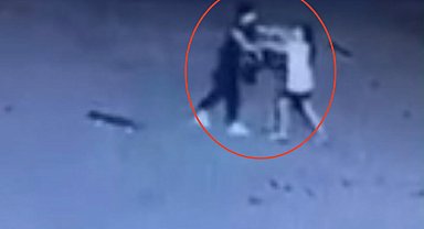 11 yaşındaki çocuğu site bahçesinde darbetti; olay kamerada