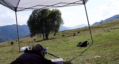 110 metreden yaptığı atışla 2 şişe arasına sıkıştırılan kağıt parçasını vurdu