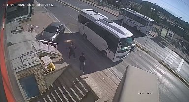 2 kişinin ezilmekten son anda kurtulduğu kaza kamerada