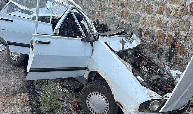 2 otomobil kafa kafaya çarpıştı: 1 ölü, 2 yaralı