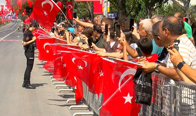 30 Ağustos Zafer Bayramı'nı Vatan Caddesi'nde coşkuyla kutladılar: İyi ki bu vatanda yaşıyoruz
