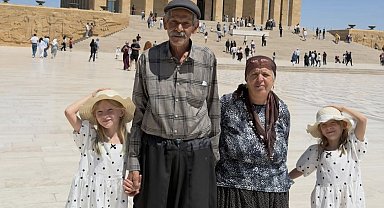 34 yıl sonra tüp bebek tedavisiyle dünyaya gelen ikiz kızlarıyla Anıtkabir'i ziyaret ettiler
