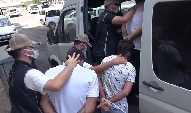 'Uyuşturucu ve fuhuşla mücadele' adı altında 2 kişiyi darbeden 6 şüpheliden 3'ü tutuklandı