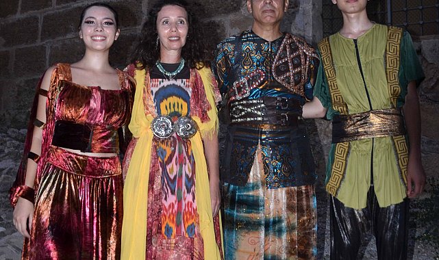 4 kişilik aile, 'Troya' gösterisinde birlikte sahneye çıktı