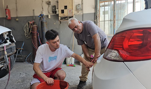 43 yıl önce dayısından öğrendiği oto kaportacılık mesleğini oğluyla sürdürüyor