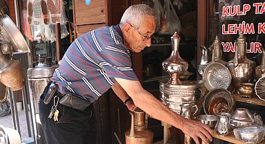 58 yıllık kalay ustası mesleğini yaşatmaya çalışıyor