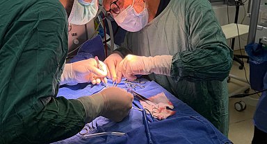 610 gram doğan Rüzgar bebeğe, yoğun bakım ünitesinde yatak başında kalp ameliyatı
