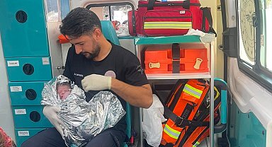 7'nci çocuğunu ambulansta dünyaya getirdi