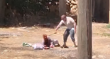 85 yaşındaki annesini sopa ile dövdü; o anlar kamerada
