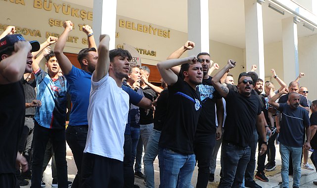 Adana Büyükşehir Belediyesi önünde taraftarların eyleminde gerginlik
