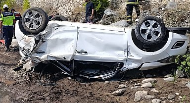 Adana'da otomobil dereye uçtu: 2 ölü, 1 yaralı