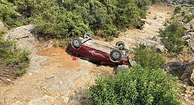 Adana'da otomobil şarampole devrildi; 2 yaralı