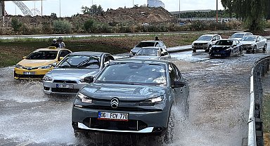 Adana'da sağanak ve rüzgar etkili oldu, yollar göle döndü