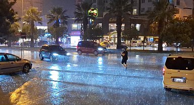 Adana'da sağanak yağış
