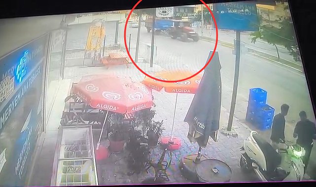Adana'da traktörden ayrılan römork 2 kişiye çarptı; kaza anı kamerada