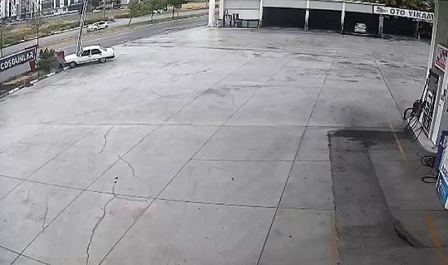 Aday sürücü otomobiliyle aydınlatma direğine çarptı; o anlar kamerada