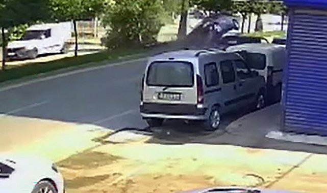 Ağaca çarpan otomobildeki 7 kişi yaralandı; kaza kamerada
