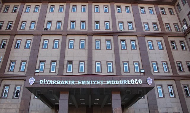 Ağacın arkasında pusuda bekleyip kafede oturan kişiyi vurdu