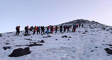 Ağrı Dağı'nın zirvesinde AİÇÜ'nün akademik yılı mesajını okudular