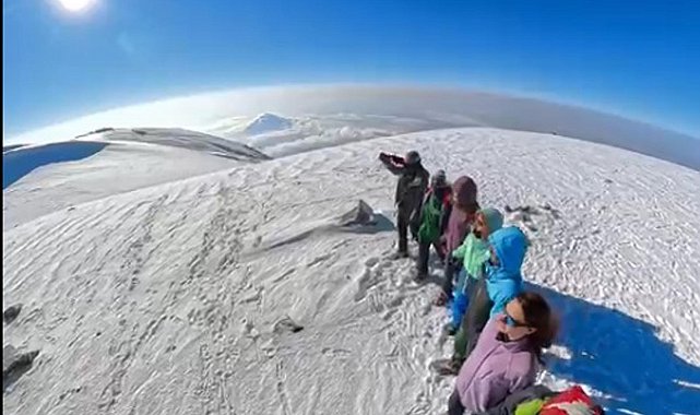 Ağrı Dağı'nın zirvesinde halay çektiler