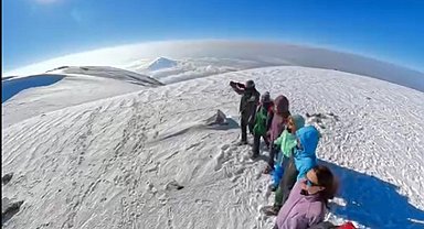Ağrı Dağı'nın zirvesinde halay çektiler