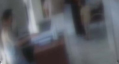 Aile Sağlığı Merkezi'nde fazla beklediğini öne süren kişi, masalara vurup etrafı dağıttı