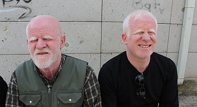 Ailesinin geçimi, babası ve kardeşi gibi kendisi de albino olan Gökhan'a emanet