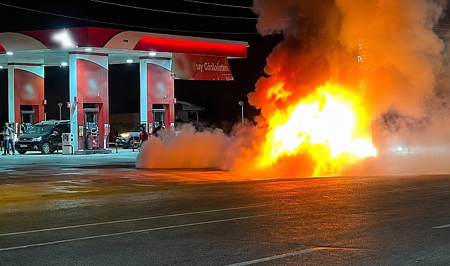 Akaryakıt istasyonundan çıkan otomobil alev aldı, baba ve iki oğlu yaralandı