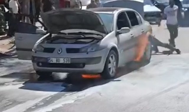 Alev alan otomobile yangın tüpleriyle müdahale ettiler