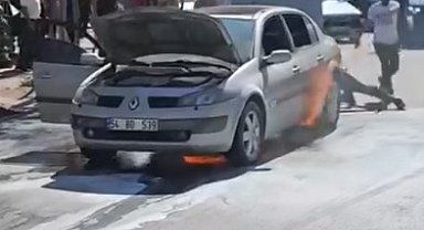 Alev alan otomobile yangın tüpleriyle müdahale ettiler