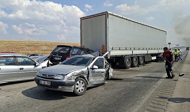 Anız yangını nedeniyle görüş mesafesi düştü; 13 araç birbirine girdi