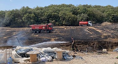 Anız yangını, ormana sıçramadan kontrol altına alındı