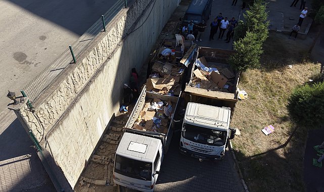 Anne ve oğlunun site içinde biriktirdiği 4 kamyon çöp temizlendi