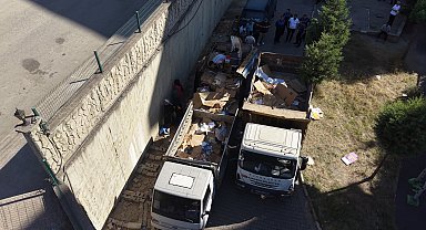Anne ve oğlunun site içinde biriktirdiği 4 kamyon çöp temizlendi