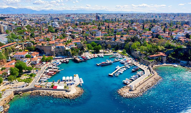 Antalya'da her 4 turistten 1'i Rus