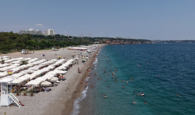 Antalya'da hissedilen sıcaklık 39 derece; tatilciler denizde serinledi