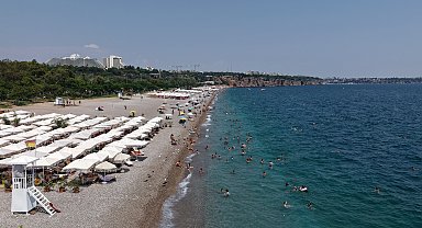 Antalya'da hissedilen sıcaklık 39 derece; tatilciler denizde serinledi