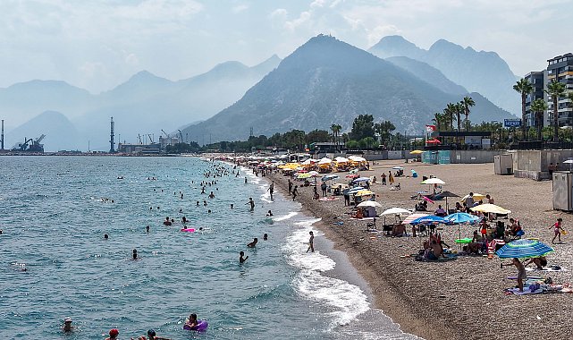 Antalya'da sıcak ve nem bunalttı
