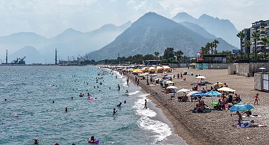 Antalya'da sıcak ve nem bunalttı