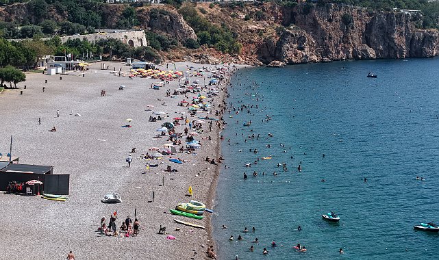 Antalya'da termometreler 40 dereceyi gösterdi, kent merkezi boş kaldı