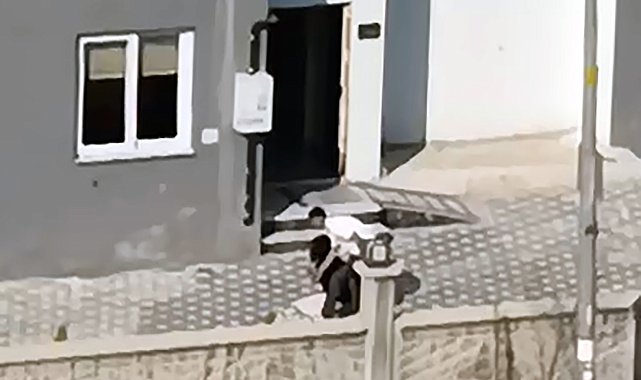 Apartman bahçesinde tartıştığı kadını dövdü